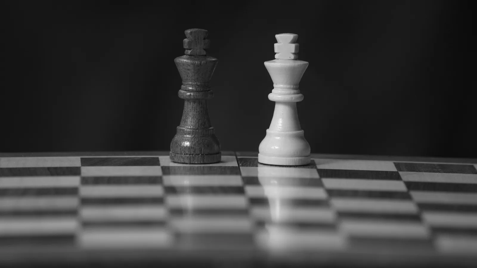 Deux pièces de jeu d'échecs, roi noir et roi blanc, face à face