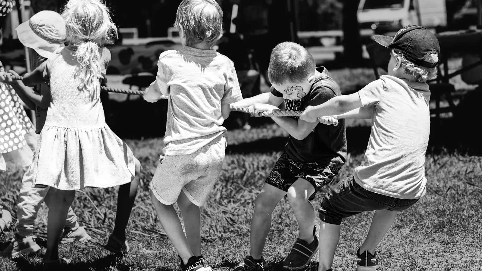 Un groupe d'enfants jouant ensemble à la corde à tirer